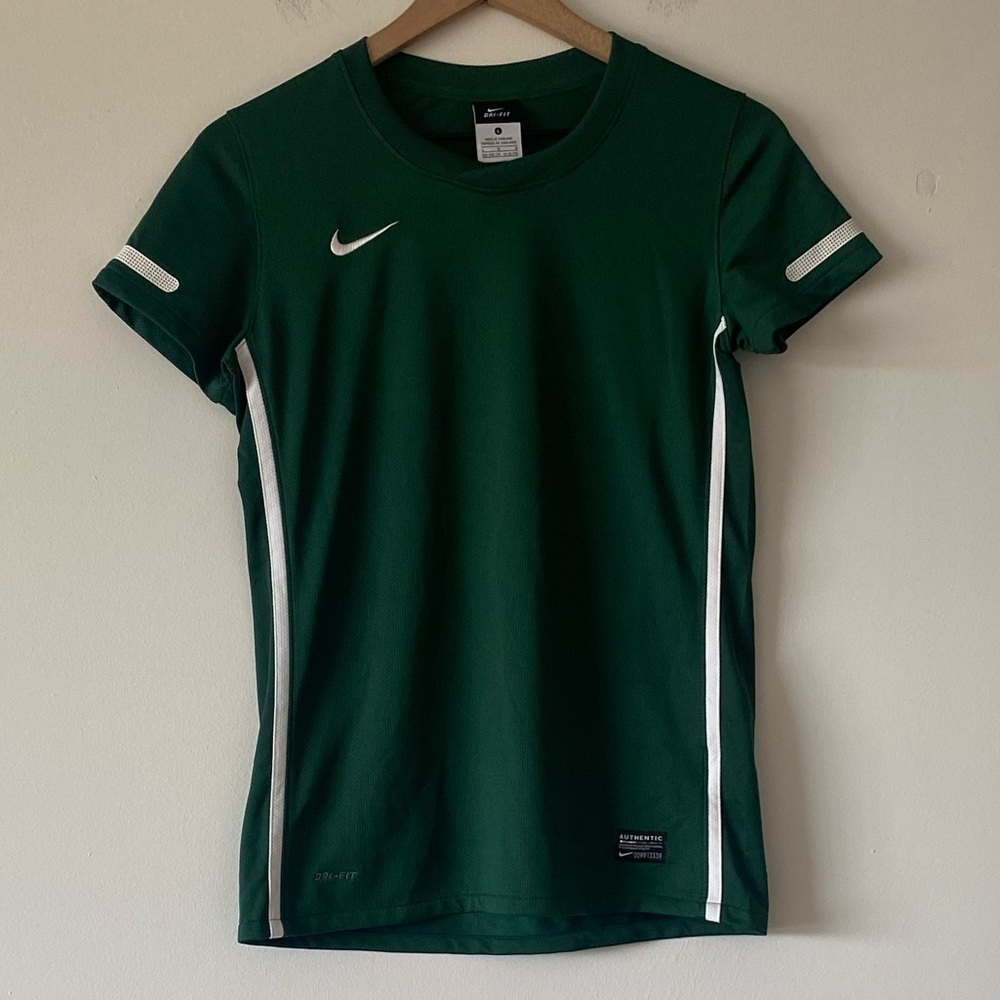 Retro Nike Short sleeve shirt. Green/white. Size 12-13 years